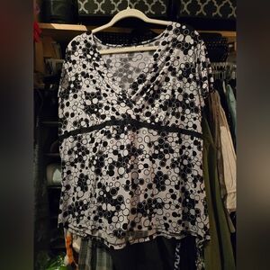 Black and White Patterned Women's Top